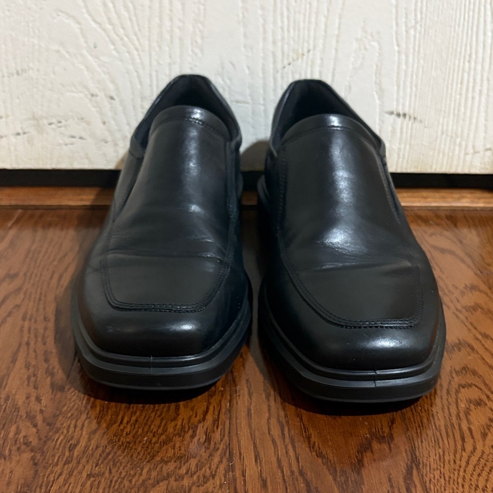 Classic Black Men's Ecco dress shoes!